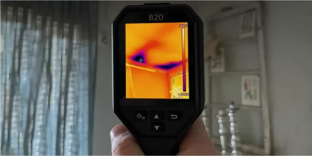 Detección de humedad en paredes con cámara termográfica en vivienda afectada