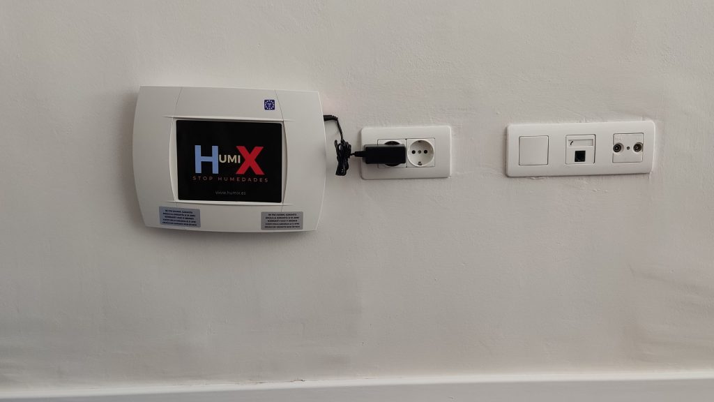 Dispositivo antihumedad instalado en pared para eliminar humedad por capilaridad sin obras