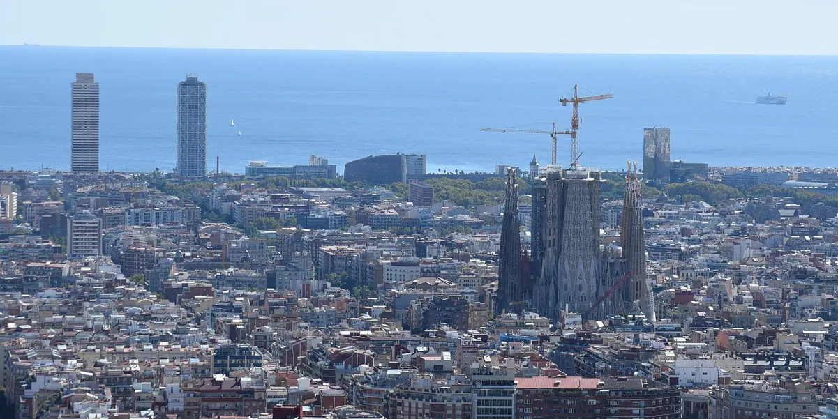 Vista de Barcelona, ejemplo de ciudad con viviendas afectadas por la humedad y la eficiencia energética en viviendas 2030