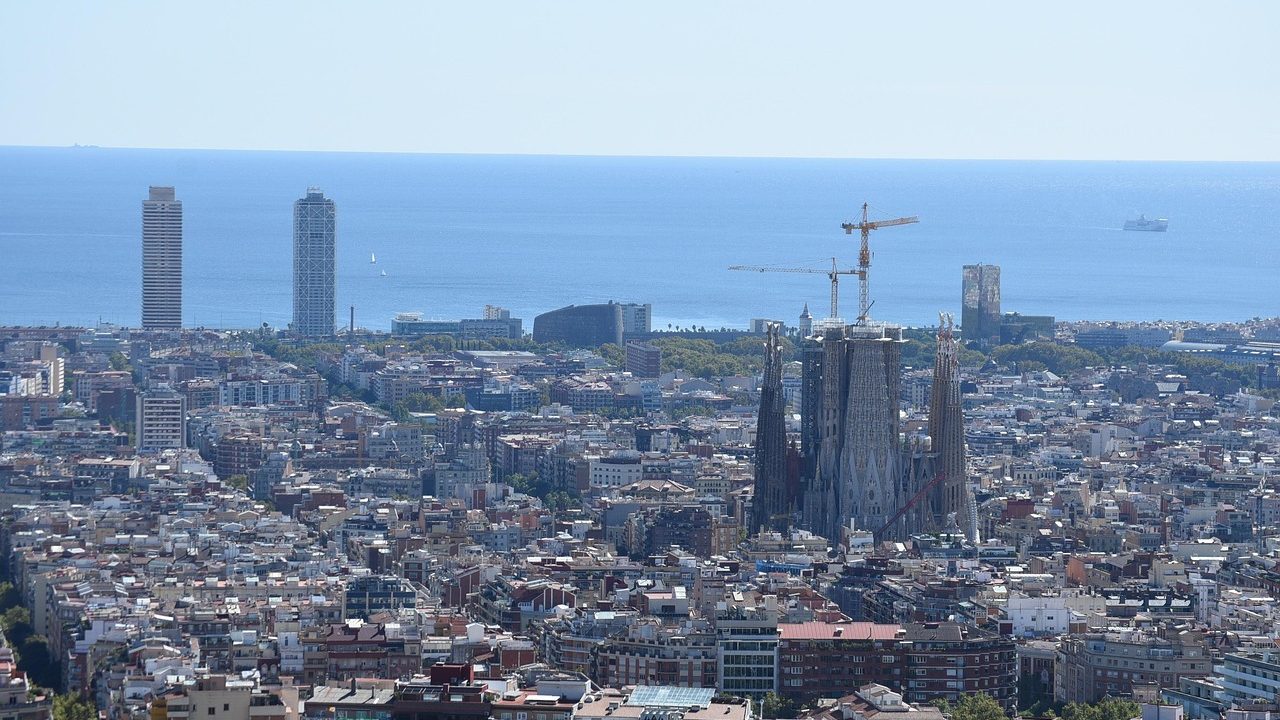 Vista de Barcelona, ejemplo de ciudad con viviendas afectadas por la humedad y la eficiencia energética en viviendas 2030