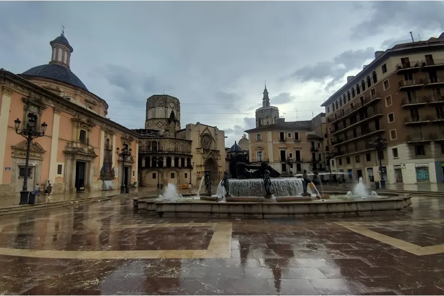 Plaza de la Virgen de Valencia tras lluvia; estacionalidad y recarga que elevan el nivel freático y la capilaridad